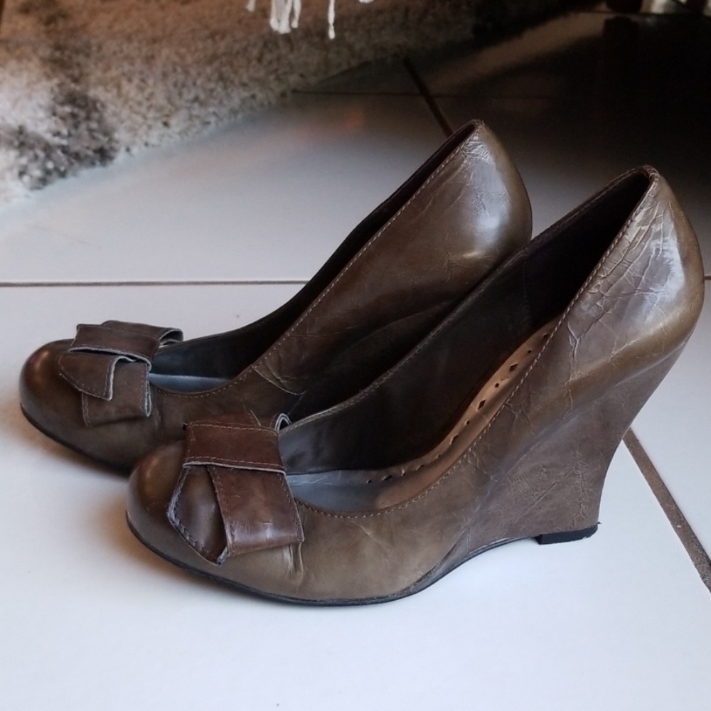 BCBG Girls Army green closed toe wedges